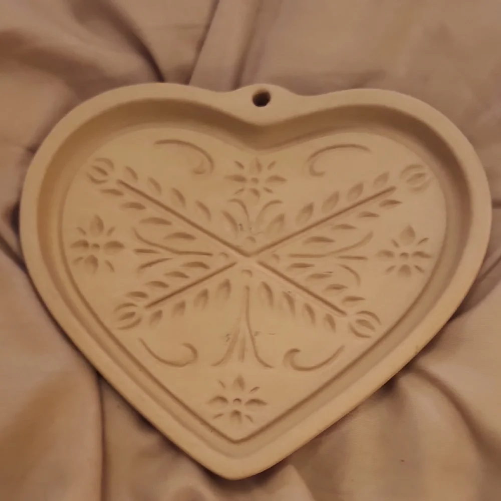 The Pampered Chef 2000 Anniversary Heart-Shaped Stoneware Mold‎ - Cream